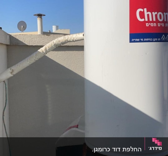 דוד שמש מותקן על גג עם צנרת מחוברת